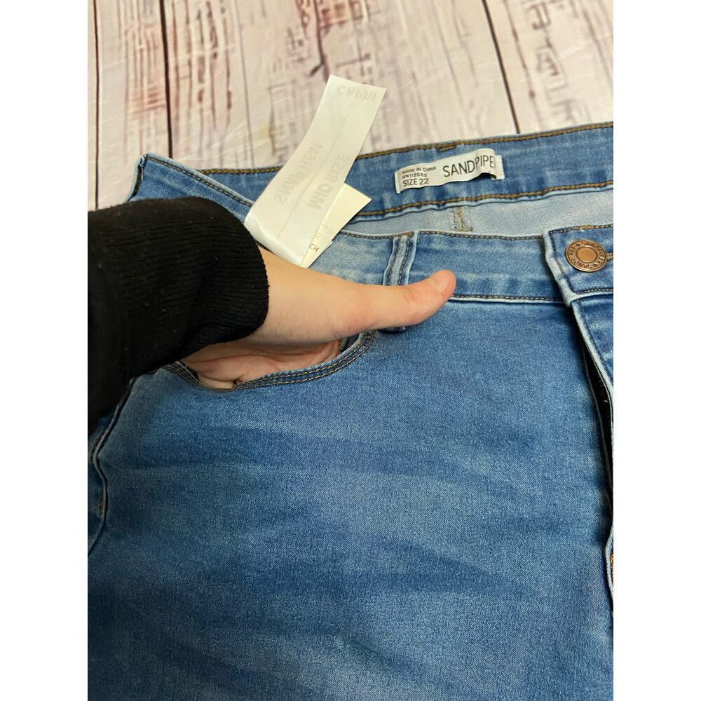 Sandpiper Mid Rise Capri Womens 22 Super Stretch Snap Hem Medium Wash Pocket NWT - Picture 2 of 14